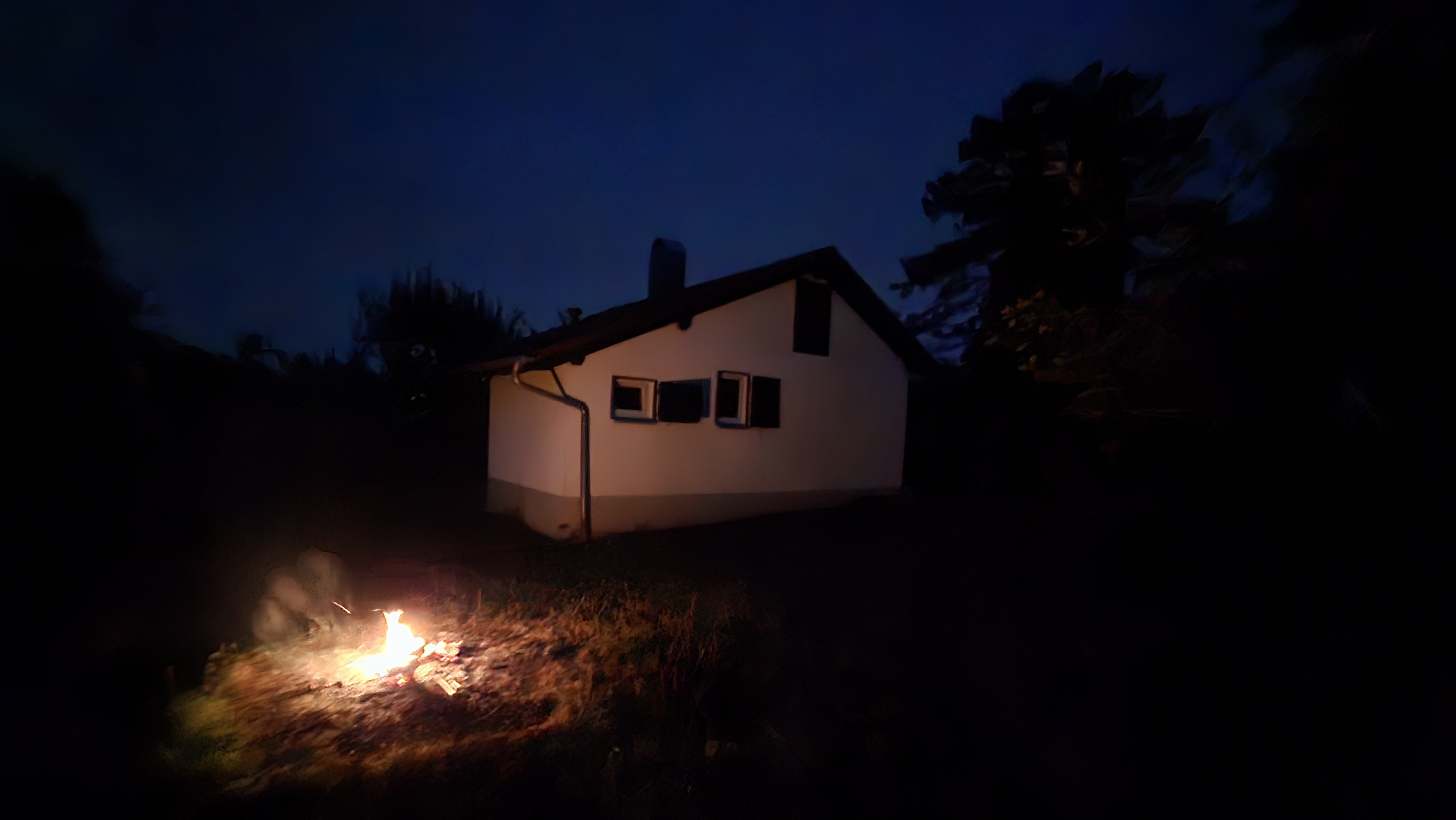 Gartenfeuer in der Dämmerung