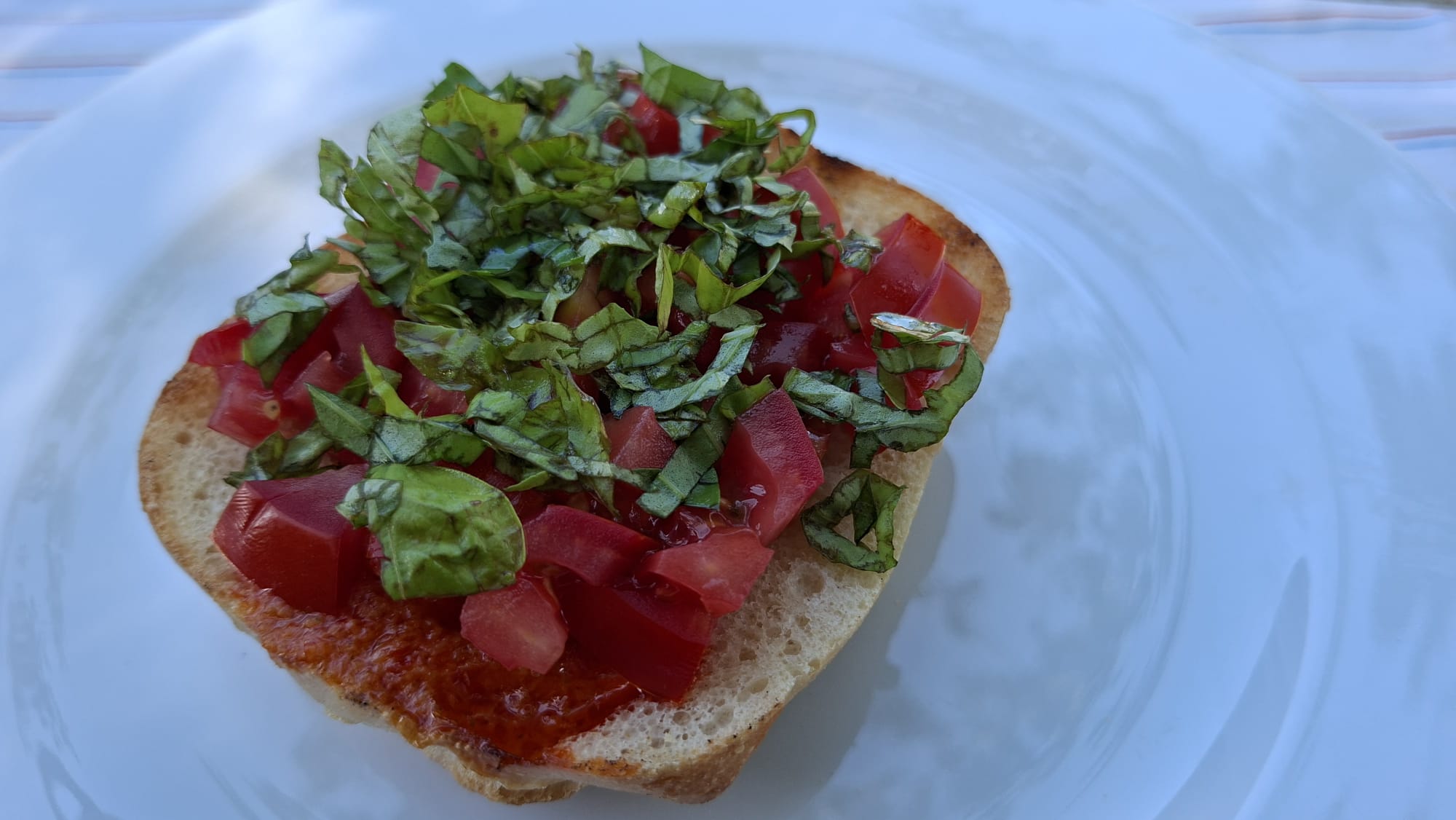 Bruschetta mit Tomaten und Basilikum