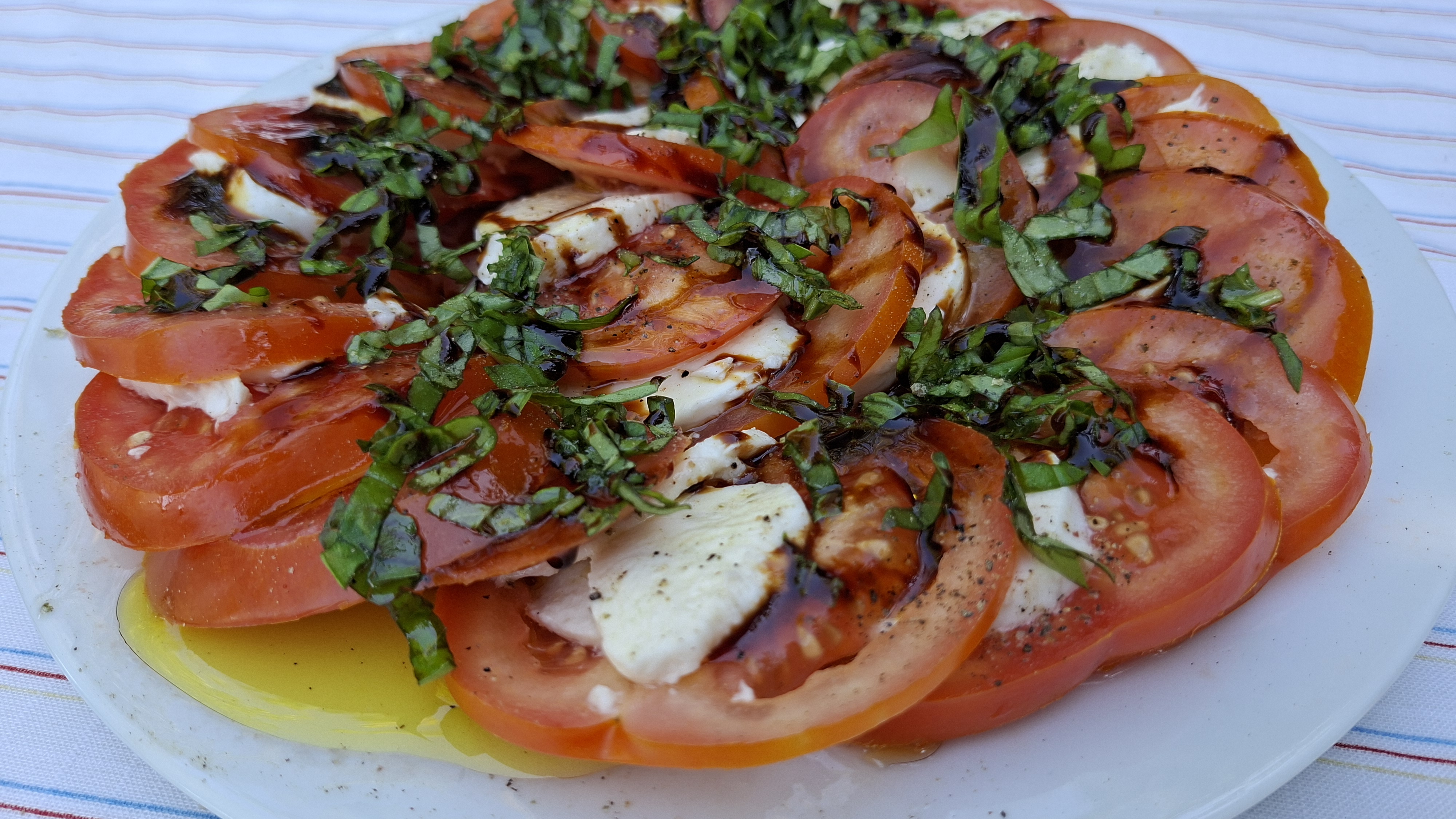 Tomaten-Mozzarella mit Basilikum