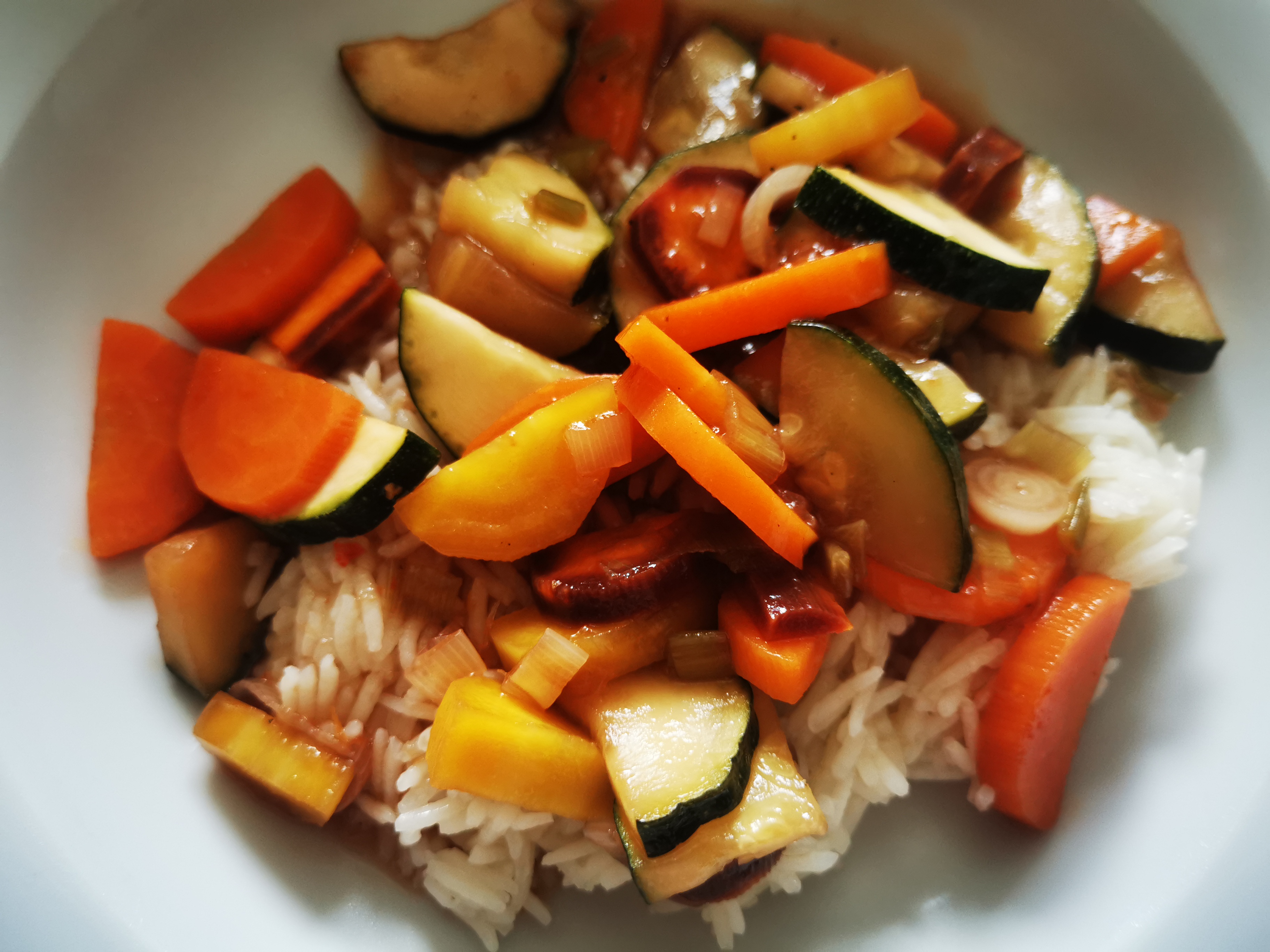 Reis mit buntem Gemüse-Wok