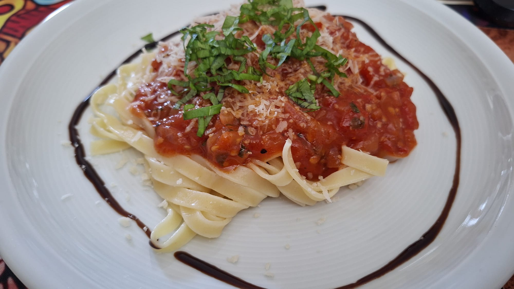 Tagliatelle mit Tomatensauce, Basilikum und Parmesan