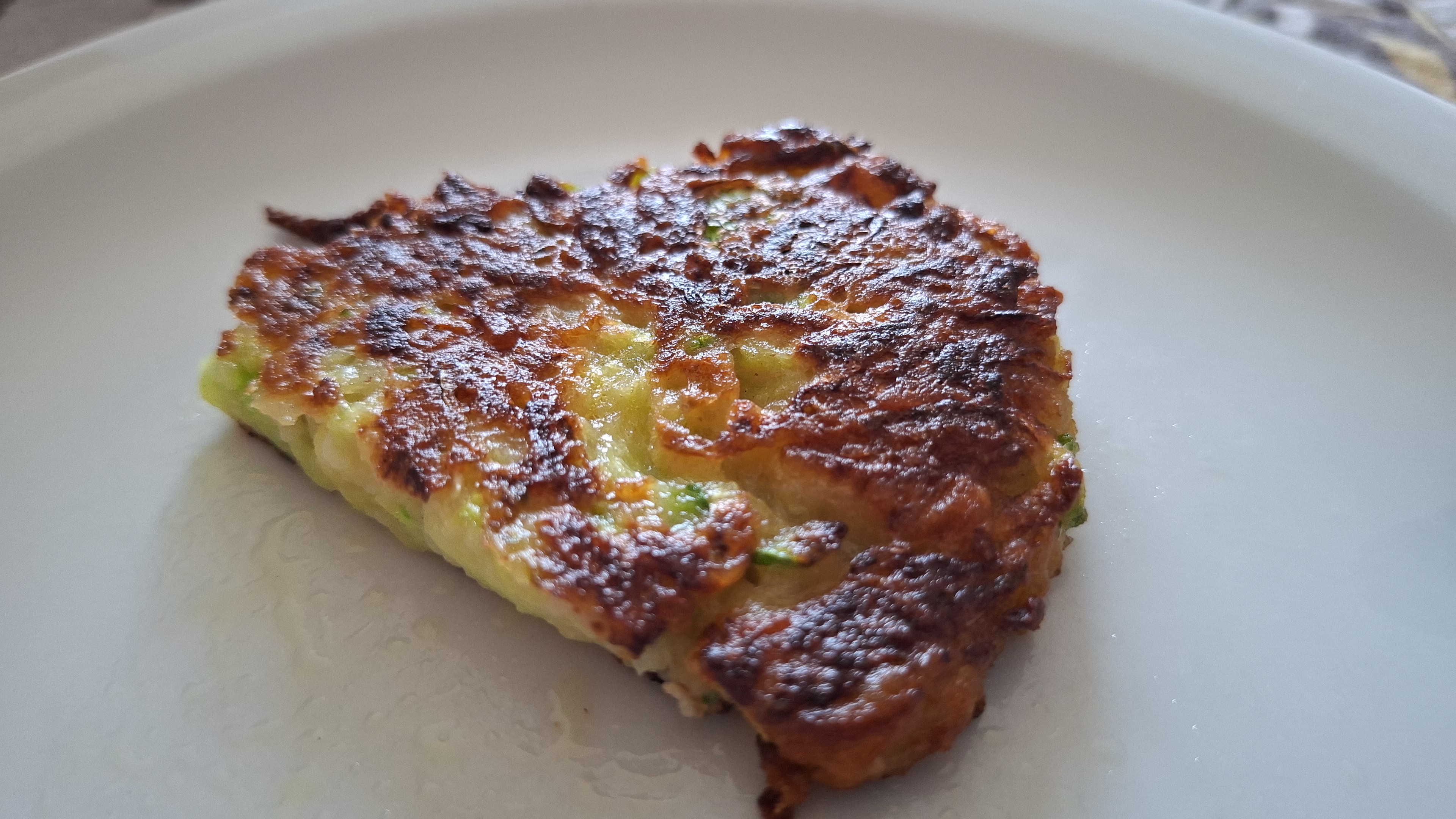 Zucchini-Puffer goldbraun gebraten